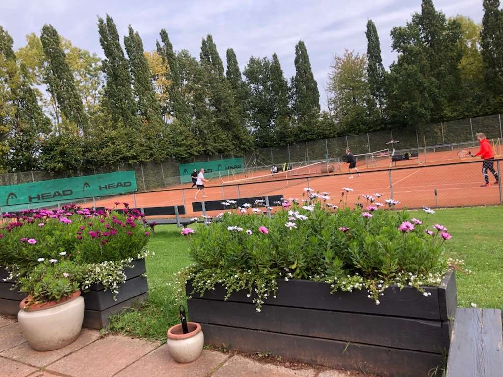 herretennis forbereder seg til turneringer med intensiv trening og strategi for å oppnå best mulig resultat.