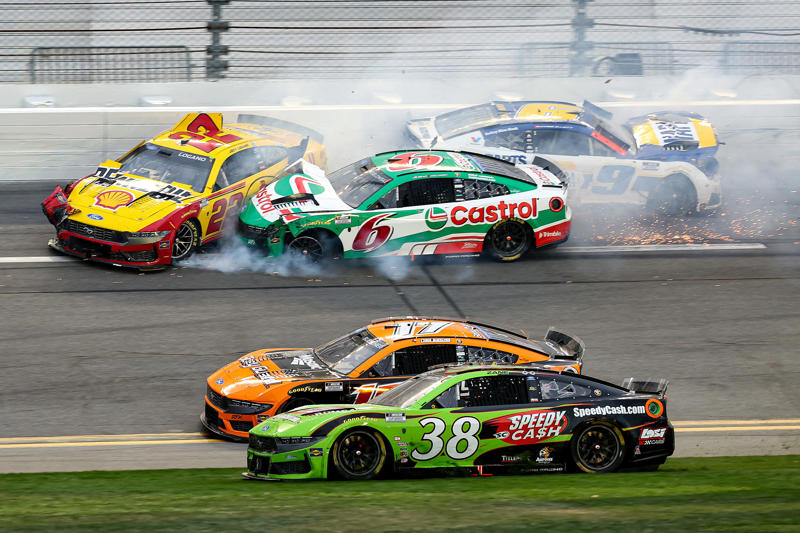 joe gibbs racing saksøker sin tidligere konkurransedirektør for brudd på kontrakten og intern policy.