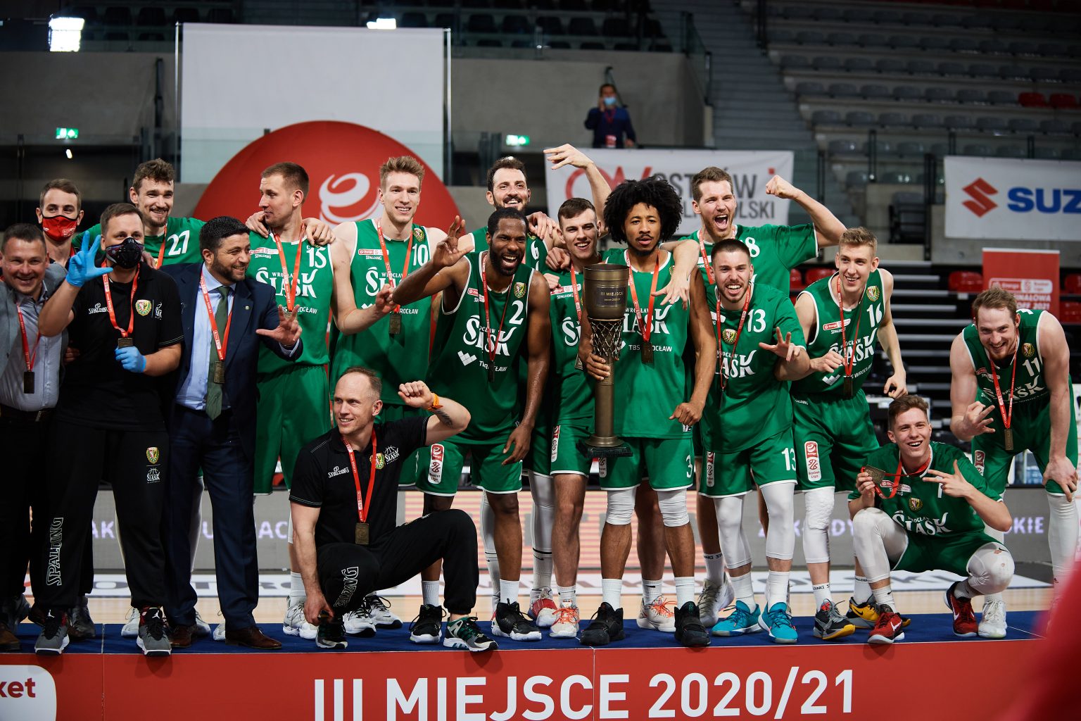 oppdag wrocław-basketballspilleren fra śląsk i spennende trepoengskudd-konkurranse. følg kampen om beste skytter og nyt basketballaction fra polen.