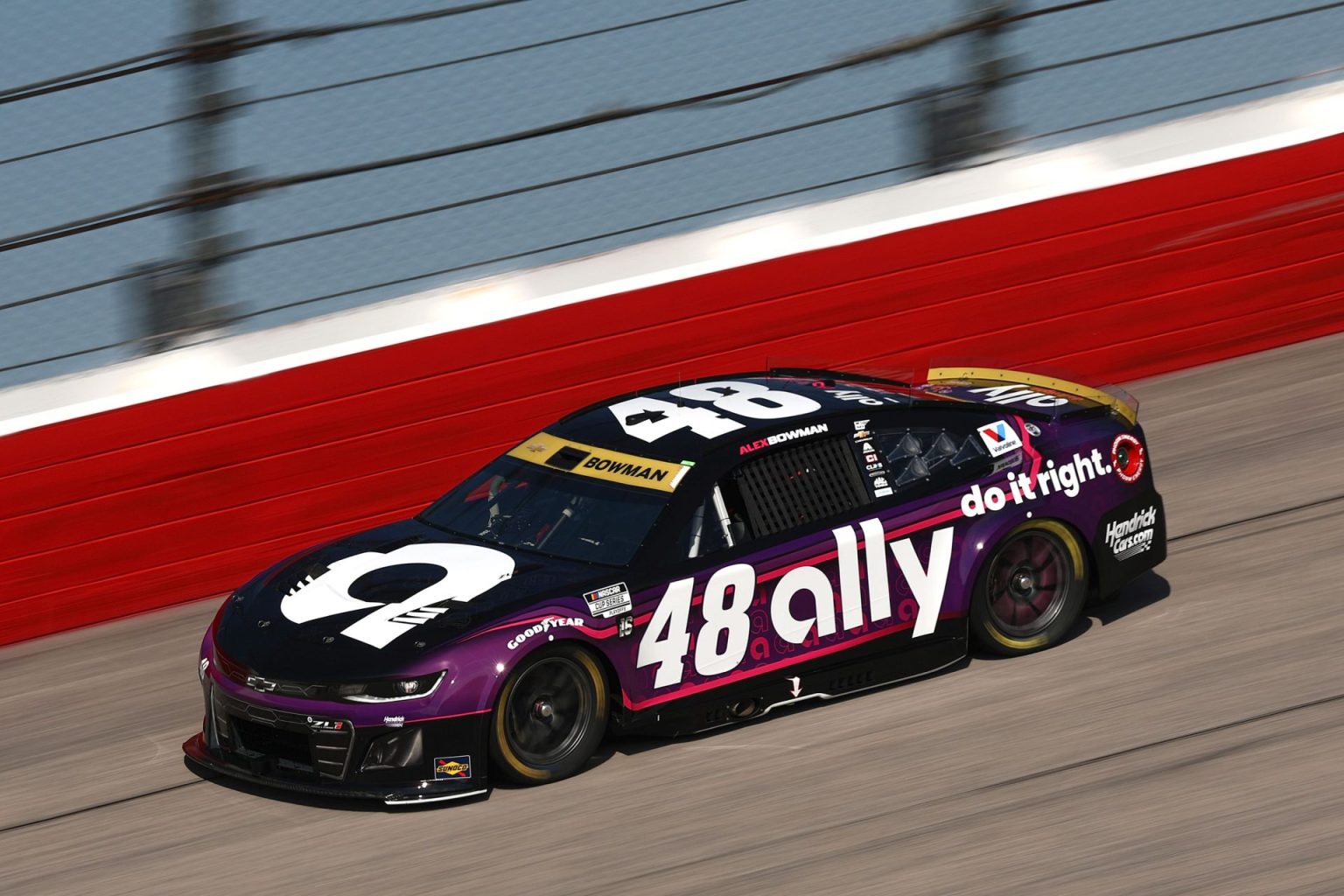 alex bowman trekker seg fra nascar phoenix-løpet. få siste oppdateringer og detaljer om hans beslutning og hva det betyr for konkurransen.