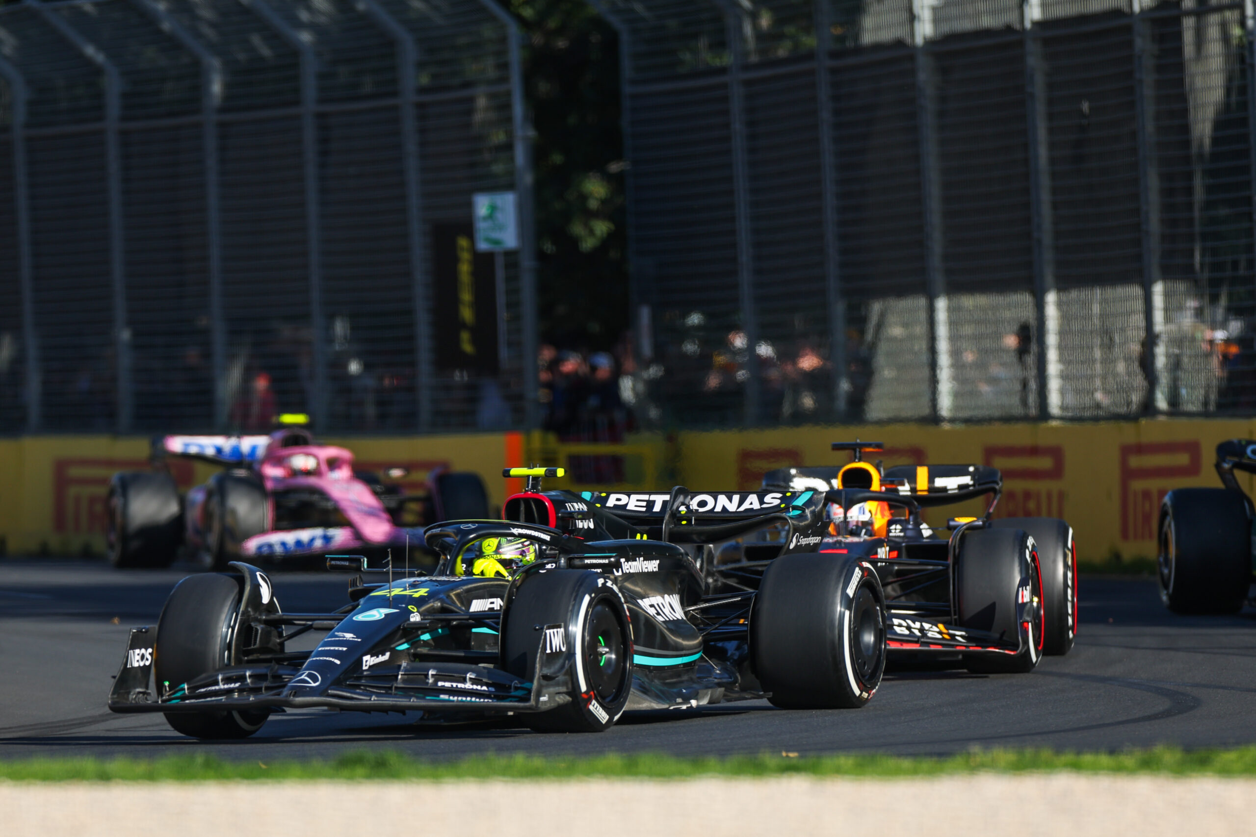 f1 australske gp: lørdagens kvalifisering og værforhold – få de siste oppdateringene om tider og værmeldinger for morgendagens løp.
