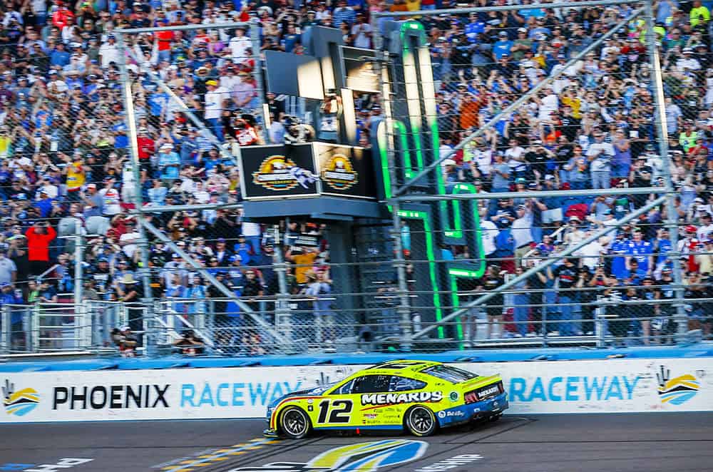 opplev nascar-spenningen med goodyear og blaney som vinner i phoenix-løpet. få siste nytt og høydepunkter fra banene!