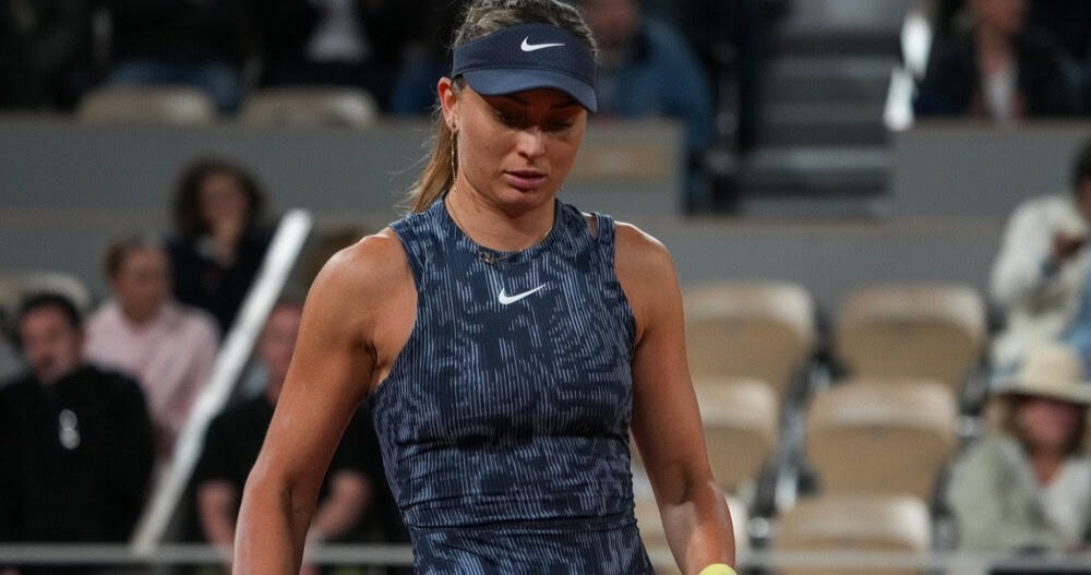 tennisstjerne ledsaget av sikkerhet etter å ha mottatt dødstrussel under pågående wta-etterforskning.