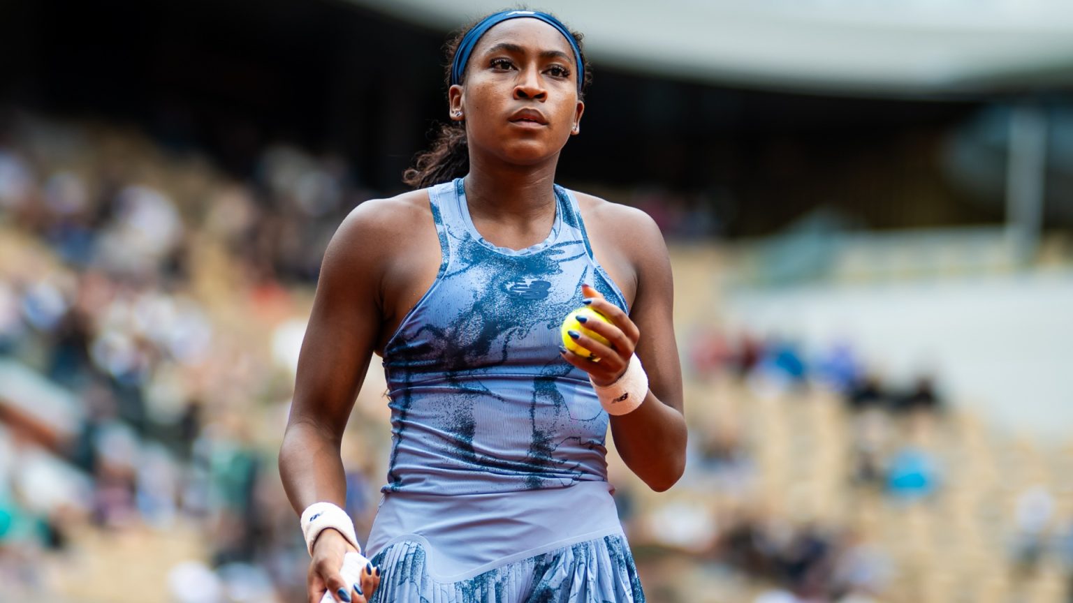 en tennisturnering reagerer på gauffs raseri med offisielle uttalelser og tiltak for å håndtere situasjonen.
